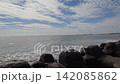 影片展示了防波堤外延伸的大海和地平線。 142085862