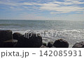 一段影片展示了大海和地平線，海浪拍打著防波堤。 142085931
