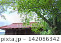 木々の緑と伝統的な日本家屋の落ち着いた風景 142086342