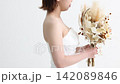恥ずかしそうにブーケで顔を隠す花嫁 142089846