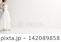 ウエディングドレスを着て歩く女性 142089858