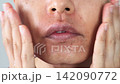 スキンケアをする男性の動画 142090772