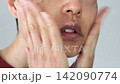 スキンケアをする男性の動画 142090774