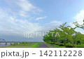青空の下に広がる河川敷の遊歩道 142112228