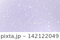 Falling snowflakes on light purple background, winter snow. Seamless 4K loop video animation. 142122049
