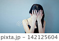 悩み、頭を抱える女性 142125604