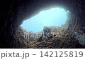 7月の日本の沖縄・久米島沖海中、シチューガマと呼ばれる洞窟を底から上に眺めて光が入ってくるところ 142125819