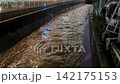 渋谷の増水した川 142175153
