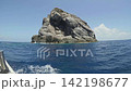 沖縄・久米島の南の沖合いに浮かぶダイビングサイトで有名なトンバラ岩 142198677