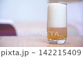 旅行先のホテルで缶ビールを注ぐ 旅行先のホテルで缶ビールを注ぐ 142215409