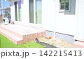 自宅から登校する女子高生 自宅から登校する女子高生 142215413