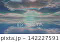 ゲーム背景　水平線と反射する水面と麻と昼と夜の空風景 142227591