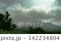 陽光短暫地穿透了平野台高原展望台的雨雲。 142234804