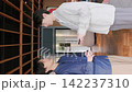 兩名年輕的日本商人在咖啡館交換名片。 142237310