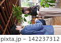 一對年輕的商務人士，一男一女，在時尚咖啡館交換名片。 142237312