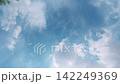 水中から見た青空 142249369