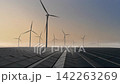 太陽光発電所と風車のある工場の環境 夕暮れと夕方の風景 142263269