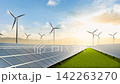 太陽光発電所と風車のある工場 夕暮れと夕方の綺麗な環境 142263270