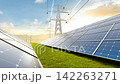 太陽光発電所の工場から街へ送電する再生可能エネルギーの夕暮れ 142263271