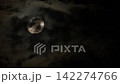 薄い雲に覆われる半月 142274766