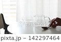 木製スプーンで透明なガラス急須に緑茶の茶葉を入れる手元（動画素材） 142297464