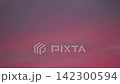 徐々に色あせる夕焼け雲 142300594