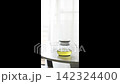 緑茶が入った透明なガラス急須の茶こし一体型フタを外し再び閉める手元（縦型動画素材） 142324400