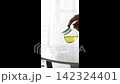 ガラス急須からグラスカップへ緑茶を半分ほど注ぐ手元（縦型動画素材） 142324401