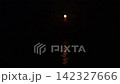 日向海上空掛著一輪滿月，一道長長的月光橫跨夜空。 142327666