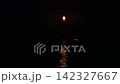 日向海上空掛著一輪滿月；漁船在月光下穿梭。 142327667