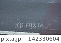 一輛汽車在暴雨中行駛；水花四濺和雨聲此起彼落。 142330604