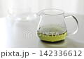 透明なガラス急須の中で茶葉が漂いお茶が抽出されている様子・日本茶（動画素材） 142336612