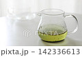 透明なガラス急須の中で茶葉が漂いお茶が抽出されている様子・日本茶（動画素材） 142336613