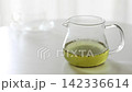 透明なガラス急須の中で茶葉が漂いお茶が抽出されている様子・日本茶（動画素材） 142336614