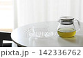 ガラス急須からグラスカップへ緑茶を最初から最後まで注ぐ手元・一杯の完成（動画素材） 142336762