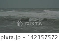受颱風影響，日向海波濤洶湧，巨浪一波接一波地拍打著海岸。 142357572