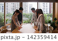 一個年輕的商務團隊在咖啡區討論他們的工作。 142359414