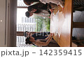 一個年輕的商務團隊正在開會，辦公室裡散落著各種文件。 142359415