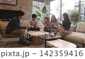 五個年輕人正在時尚的休息室放鬆休息。 142359416