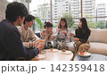 五個年輕人正在時尚的休息室放鬆休息。 142359418