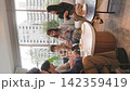 五個年輕人正在時尚的休息室放鬆休息。 142359419