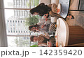 五個年輕人正在時尚的休息室放鬆休息。 142359420
