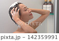 女人在浴室洗頭 142359991