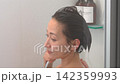 一個女人在洗澡洗她的身體 142359993