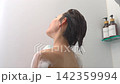 女人在浴室洗身體 142359994