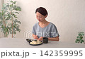 一位女士在客廳吃笊籬烏龍麵 142359995