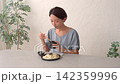 一位女士在客廳吃笊籬烏龍麵 142359996