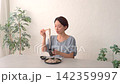 一位女士在客廳吃冷蕎麥麵 142359997