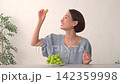 一位女士在客廳吃著Shine Muscat葡萄 142359998
