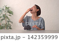 一位女士在客廳吃葡萄 142359999